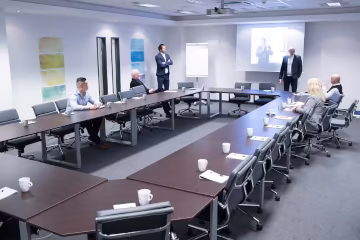 Konferenzraum mit Quareebestuhlung, Leinwand, Flipchart